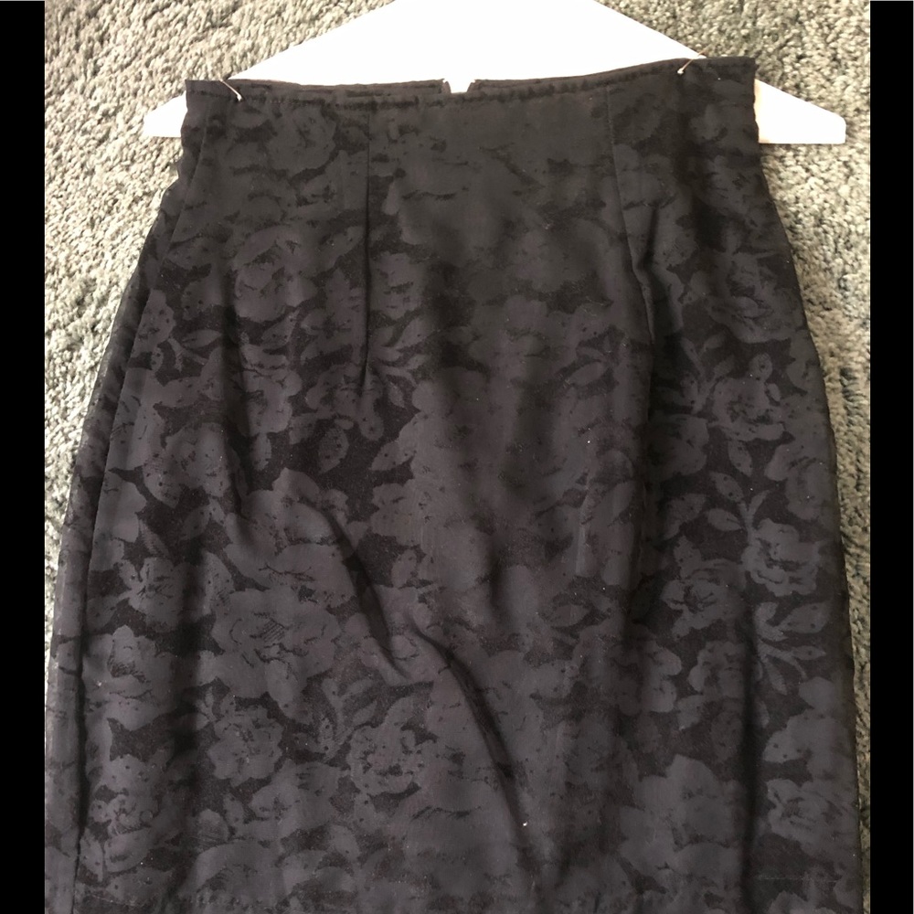 Ladies black in-design lined skirt